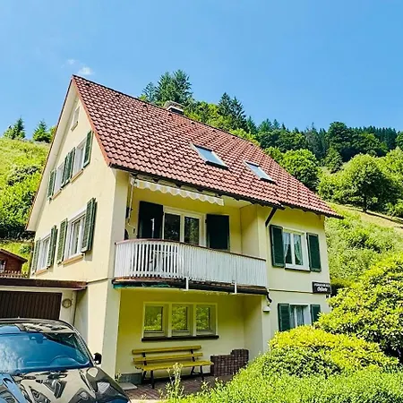 בית נופש Oesterle - Idyllisches Schwarzwaldhaus Am Bach Mit Terrasse & Balkon